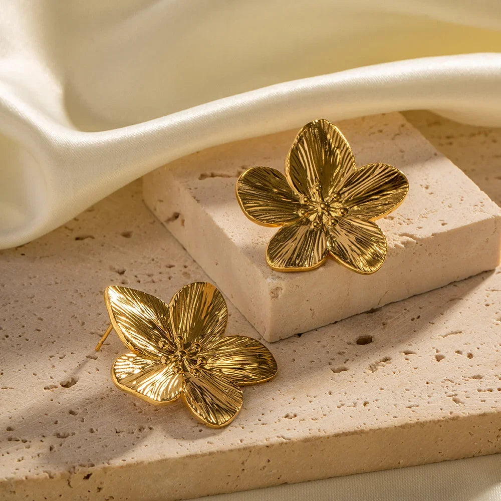 CHLOE FLORAL GOLD STUDS EARRINGS